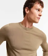 Suéter básico masculino de cuello redondo y manga larga, confeccionado en punto liso.