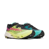 Championes de trail running Merrell modelo Mtl SpeedArc Peak, en combinación de colores amarillo lima, negro y fucsia. Cuentan con empeine Matryx de Kevlar y poliamida, placa de carbono Carbon FlexPlate, entresuela de doble densidad con espuma FloatPro y PEBA, y suela Vibram Megagrip Elite.
