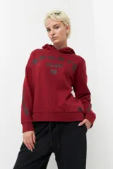 Canguro color bordó con capucha y estampado con letras en el frente, mangas y espalda.