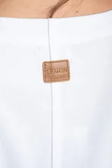 Remera de algodón color rosado con mangas cortas abullonadas de broderie con diseño floral calado. Presenta cuello redondo y costura vertical central en el frente.