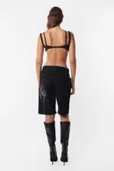 Bermuda gris claro de corte recto.