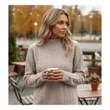 Sweater de punto color marrón con diseño de trenzas y textura en relieve. Presenta cuello alto, mangas largas y puños acanalados.