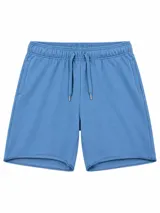 Short de felpa color marrón chocolate, con cintura elástica y cordón ajustable a tono con punteras metálicas. Presenta bolsillos laterales y terminación sin dobladillo en las piernas.