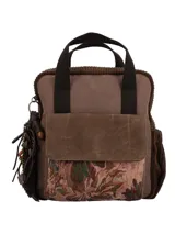 Mochila de diseño patchwork en tonos marrones, confeccionada en textil con detalles de pana y gamuza. Presenta un bolsillo frontal con solapa, manijas superiores fijas, correas ajustables y un llavero decorativo con borlas y cuentas en el lateral.