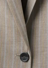 Blazer Sol de corte sastrero con diseño de rayas diplomáticas, solapas de muesca, cierre frontal de un botón y bolsillos con solapa.