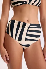 Bombacha de bikini de tiro alto en color negro con rayas claras. Cuenta con frunces laterales que le dan forma y diseño de líneas anchas con contraste marcado.