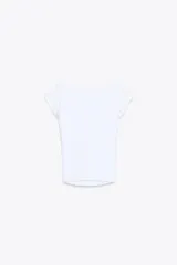 Camiseta ajustada de rib con cuello barco y manga corta, con diseño de rayas horizontales en blanco y negro.