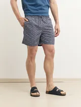 Short de baño azul con estampado geométrico en blanco y negro.