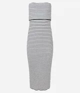 Vestido midi de punto a rayas horizontales blancas y negras, sin breteles y con escote recto.