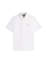 Camisa de manga corta Tommy Hilfiger confeccionada en tejido de popelina de algodón con tecnología flex. Presenta cuello clásico, cierre frontal con botones y el logo de la marca bordado en el pecho.