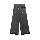 Pantalón de jean estilo baggy, color negro con efecto lavado. Presenta un corte extremadamente holgado, bolsillos traseros con bordes deshilachados y un diseño de llamas bordado en uno de los bolsillos traseros.