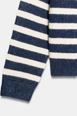 Chaqueta de punto con diseño de rayas horizontales en azul marino y blanco, cuello redondo, manga larga y cierre frontal con botones.