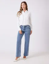 Jean recto de mujer, color azul claro, con pretina con pasadores, botón y cierre. Cuenta con bolsillos delanteros y traseros, y costura lateral asimétrica.