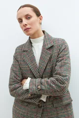 Blazer de paño con estampado a cuadros multicolor, solapas de muesca, cierre frontal con botones y mangas largas.