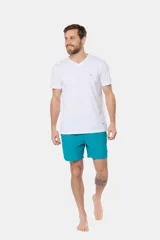 Short de baño turquesa liso, con cintura elástica y cordón regulable, dos bolsillos laterales y suspensor de malla fina.