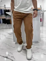 Pantalón cargo de jean color chocolate, de corte holgado y diseño oversize con múltiples bolsillos laterales.