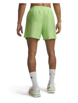 Short de running Under Armour Launch de 5 pulgadas, color verde lima, con diseño ligero y elástico. Cuenta con forro interior de malla, paneles laterales transpirables, cintura elástica con cordón interno y bolsillos laterales con compartimento interno para teléfono.