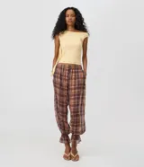 Pantalón aladim Blue Steel de chiffon con estampado de cuadros, corte amplio y voluminoso en las piernas. Cuenta con cintura elástica y acabado con fruncido en los tobillos.