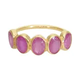 Anillo dorado de plata 925 bañada en oro 18k con cinco rubíes ovalados engarzados.