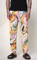 Pantalón recto de calce regular con estampado de hojas tropicales en tonos vibrantes como amarillo, naranja, verde, lavanda y blanco. Posee bolsillos laterales.