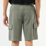 Bermuda verde militar de piqué de algodón con bolsillos cargo laterales y cordón ajustable en la cintura.