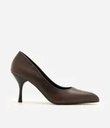 Zapato tipo scarpin de color marrón oscuro, confeccionado en poliuretano con acabado liso. Presenta un diseño clásico con punta fina y taco fino de altura media.