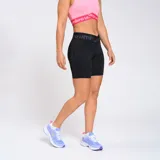 Biker deportivo de mujer marca Umbro, color negro, de tiro alto con cintura cruzada elástica con el nombre de la marca impreso.