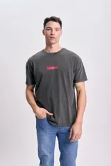 Remera negra de manga corta con estampa de Baby Yoda y texto en rojo.