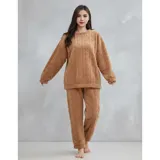 Conjunto de pijama de dos piezas confeccionado en plush suave con textura de ochos. Incluye una remera de manga larga con cuello redondo y un pantalón de corte recto con cintura elástica.