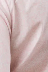 Camisa de manga larga con estampado floral en tonos azules y blancos, cuello camisero y cierre frontal de botones.