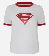 Remera de algodón blanca de corte ajustado, con cuello redondo y ribetes en las mangas de color rojo. Cuenta con un estampado frontal localizado del logo de Supergirl.