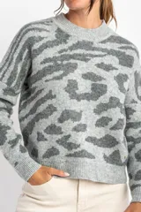 Sweater gris con estampado animal print en tonos grises.