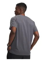 Remera deportiva Under Armour de manga corta, confeccionada en tejido de punto jersey ligero y transpirable con paneles de malla texturizada para mayor ventilación. Presenta un diseño de ajuste ergonómico con bajo con aberturas laterales y logotipo reflectante.