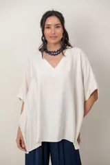 Blusa cruda lisa, con escote en V y diseño holgado de mangas cortas.