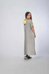 Vestido largo tipo remerón color gris melange, con mangas cortas y escote en V en la espalda.