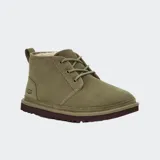Bota chukka UGG modelo Neumel color verde oliva, confeccionada en gamuza con cordones de algodón y forro de lana UGGpure™ reciclada. Cuenta con suela Treadlite by UGG™ para mayor amortiguación y logo UGG® en relieve térmico.