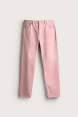 Jeans straight fit de denim de algodón color rosado, con diseño de cinco bolsillos, tiro medio y corte de pierna recta desde la cadera hasta el tobillo. Cuenta con cierre frontal de cremallera y botón metálico.