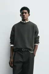 Jersey de corte boxy fit con textura acanalada, cuello redondo y manga larga con acabados en rib.