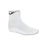 Medias tobilleras deportivas Joma blancas con logo negro. Fabricadas con tejido elástico y transpirable, puños de canalé y largo a media pierna.