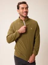 Sweater de polar negro con cuello alto y cierre frontal parcial. Presenta mangas largas con puños elásticos y un pequeño logo bordado en el pecho.