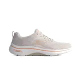 Championes deportivos Skechers modelo Go Walk Arch Fit 2.0 Cassy, color beige con detalles en tono rosado. Presentan una parte superior de malla técnica transpirable, sistema de amortiguación ligera ULTRA GO y tecnología Arch Fit para soporte del arco plantar.