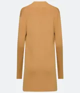 Cárdigan largo de punto color rojo con bolsillos delanteros.