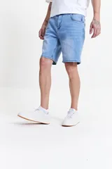 Bermuda de jean celeste, corte recto, con bolsillos delanteros y traseros, y presillas para cinturón.