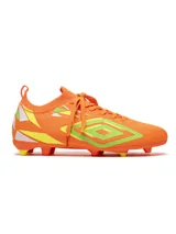 Championes de fútbol Umbro modelo Hit HG para hombre, color naranja vibrante con detalles en amarillo neón y verde lima. Presentan un diseño con gráficos angulares y el logo Umbro en el lateral.