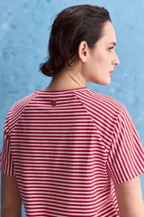 Remera de manga corta con diseño a rayas horizontales en azul marino y blanco, cuello redondo y mangas ranglán.
