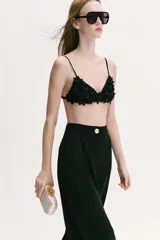 Bolso de mano tipo clutch con acabado nacarado y cierre de clip con detalle metálico dorado en la parte superior. Incluye cadena metálica para usar como bandolera.