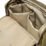 Mochila matera de diseño vertical en cuero sintético color verde oliva. Cuenta con doble asa superior de cinta reforzada, correa ajustable y extraíble para llevar al hombro, y placa metálica con logo XL en el frente.