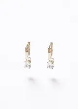Aros tipo argolla pequeña en plata 925 con baño de oro de 18k y un dije colgante de zirconia cúbica en corte ovalado.
