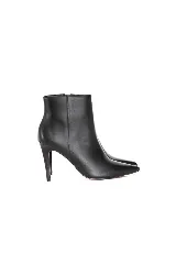 Botín Vexa confeccionado en cuero legítimo color negro, con silueta estilizada de punta fina y taco aguja.