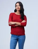 Sweater amarillo de tejido fino con espalda abotonada y mangas 3/4 con puño elastizado.